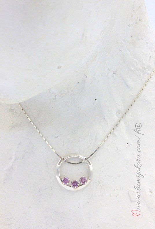 Hopeariipus pienillä kivillä