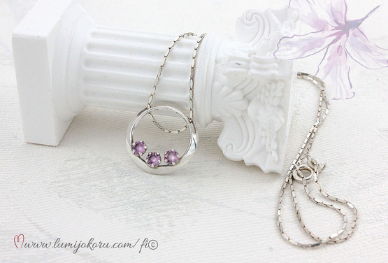 Hopeariipus pienillä kivillä