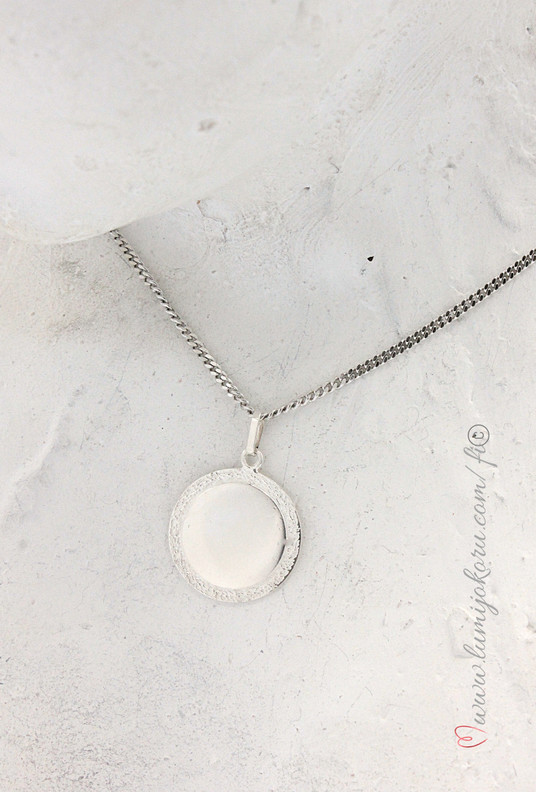 Laattakaulakoru hopeaa