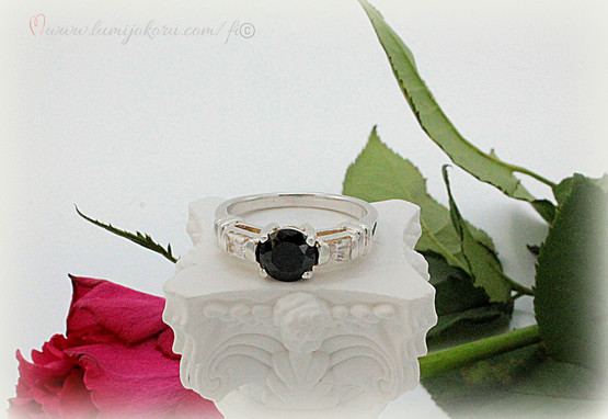 Mustakivinen sormus hopeaa 19mm