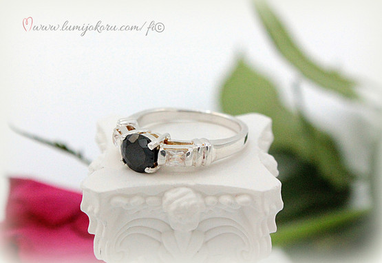 Mustakivinen sormus hopeaa 19mm