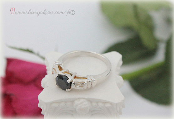 Mustakivinen sormus hopeaa 19mm