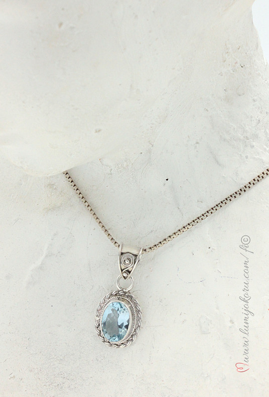 Hopeariipus sinisellä kivellä