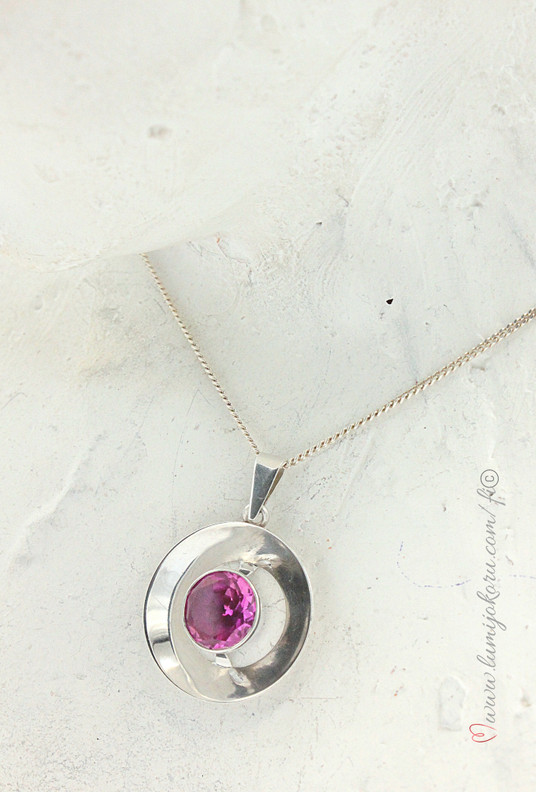 Salovaara riipus pinkillä kivellä