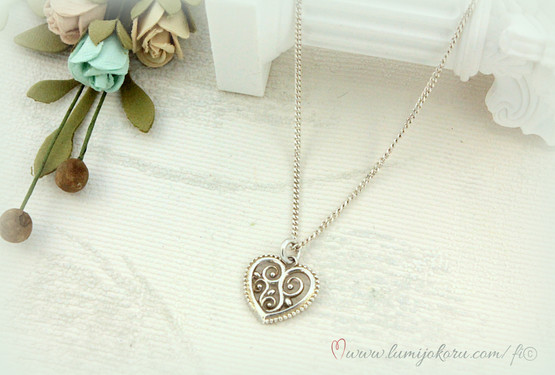 Lumoava Hertta riipus pieni