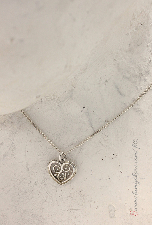 Lumoava Hertta riipus pieni