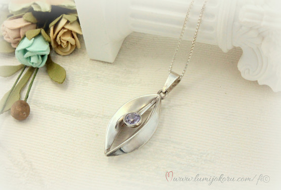 Hopeariipus violetilla kivellä