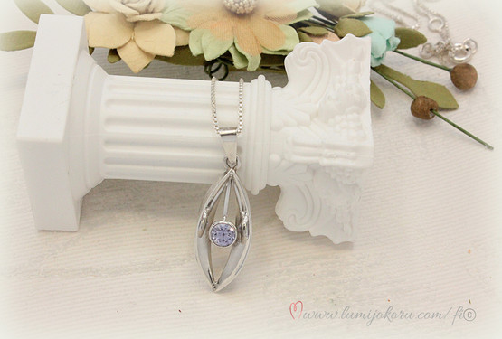 Hopeariipus violetilla kivellä