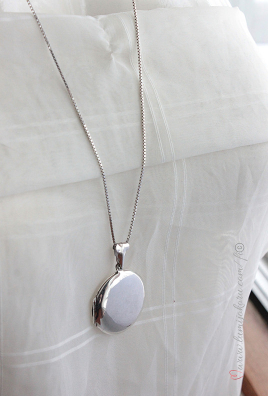 Hopeinen medaljonki pitkällä ketjulla