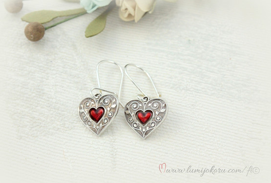Hopeiset sydänkorvakorut