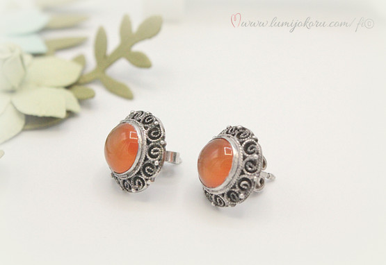 Hopeiset vanhat korvakorut