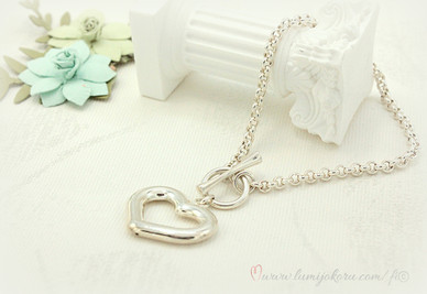 Rannekoru hopeaa sydänriipuksella