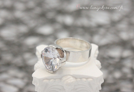 Hopeasormus isolla kirkkaalla kivellä 17,5mm