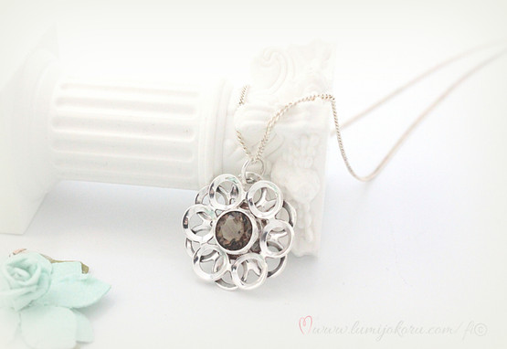 Hopeariipus savukvartsi kivellä