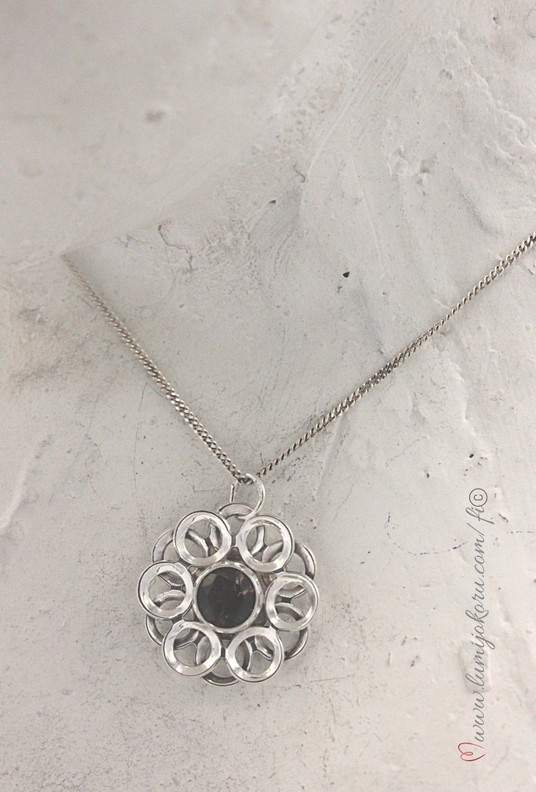 Hopeariipus savukvartsi kivellä