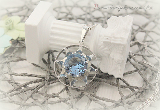 Aarnikoru riipus  vuodelta 1975