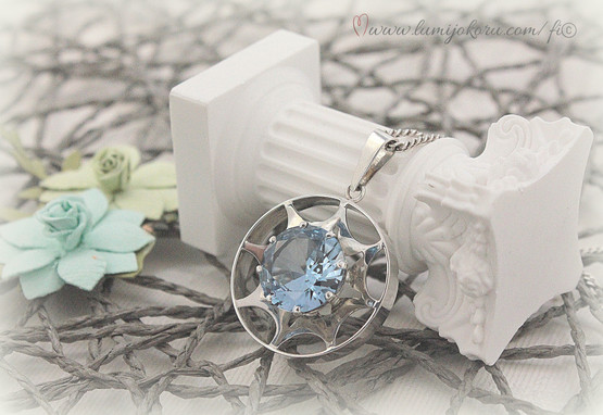 Aarnikoru riipus  vuodelta 1975