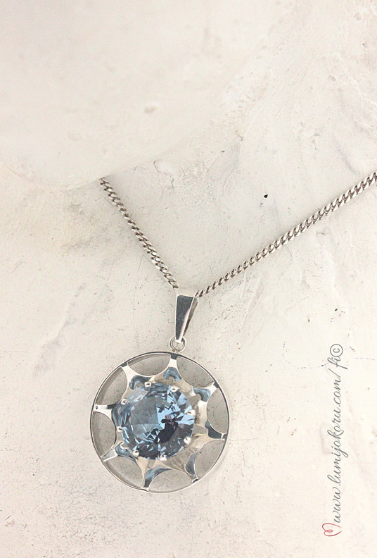 Aarnikoru riipus  vuodelta 1975