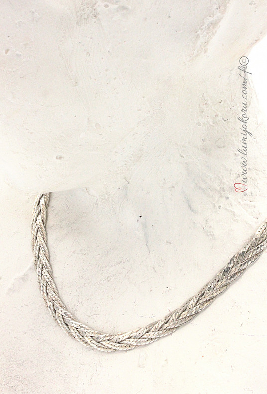 Punottu ketju hopeaa