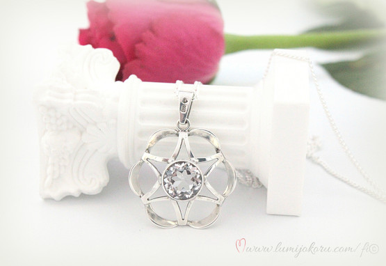 Salovaara riipus kirkkaalla kivellä