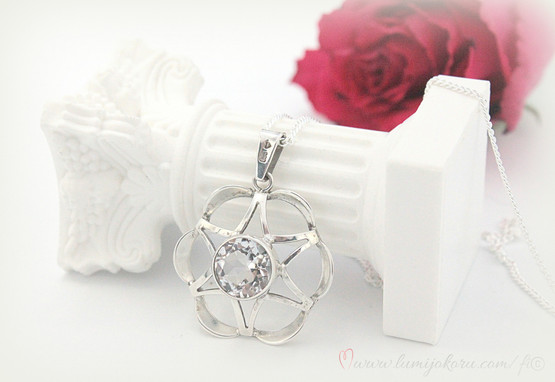 Salovaara riipus kirkkaalla kivellä