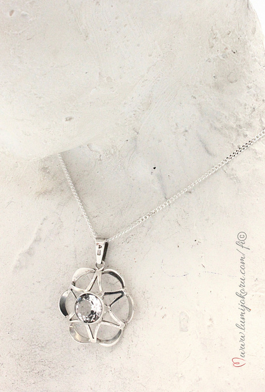 Salovaara riipus kirkkaalla kivellä