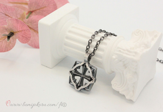 Lumoava Soturi kaulakoru