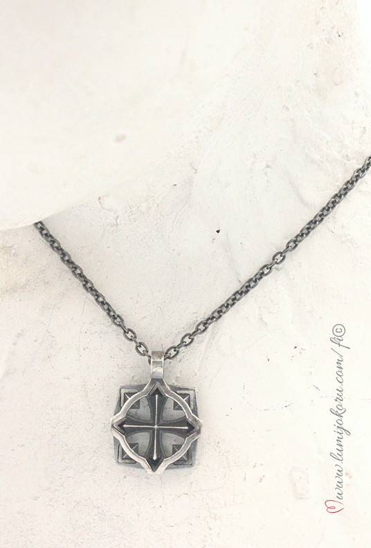 Lumoava Soturi kaulakoru