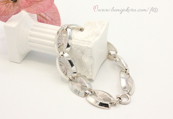 Näyttävä rannekoru hopeaa 