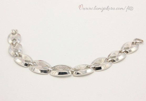 Näyttävä rannekoru hopeaa 