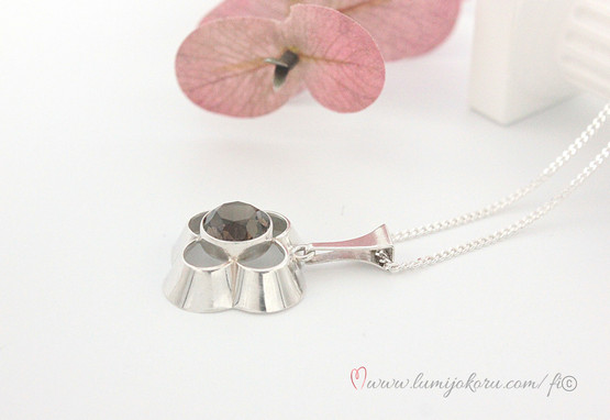 Salovaara riipus savukvartsilla