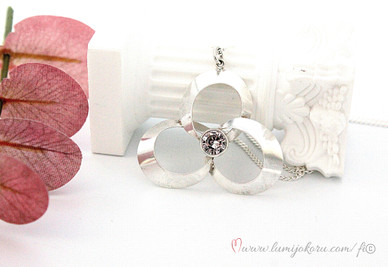 Hopeariipus kirkkaalla kivellä