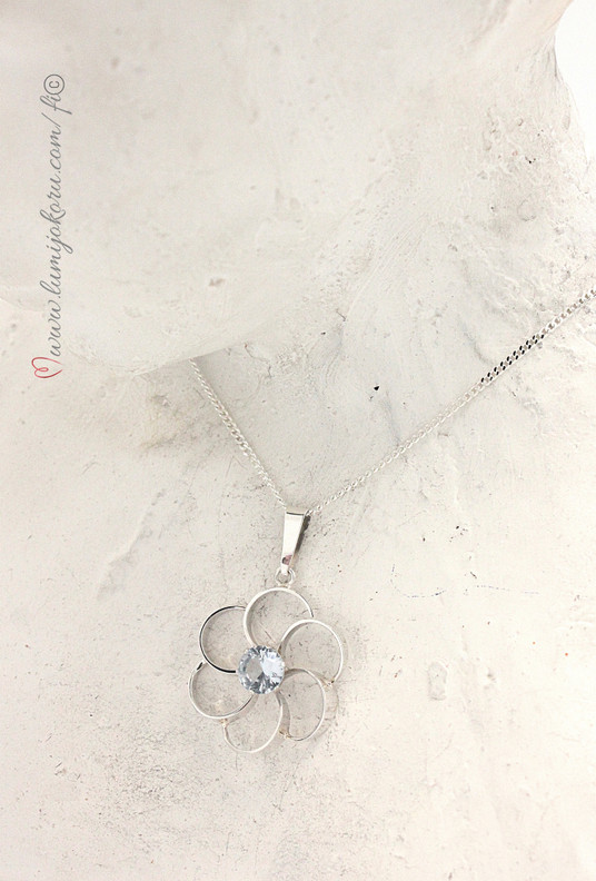 Valokoru kukkariipus