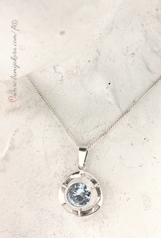 Salovaara riipus sinisellä kivellä