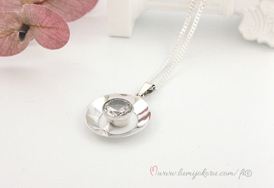 Salovaara riipus kirkkaalla kivellä