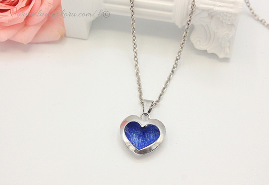 Emaloitu sydänriipus hopeaa