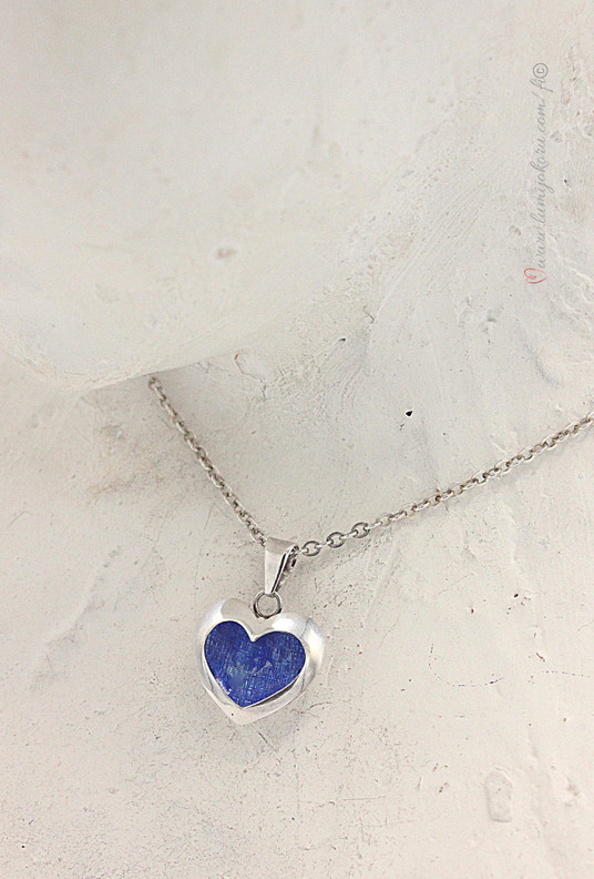 Emaloitu sydänriipus hopeaa