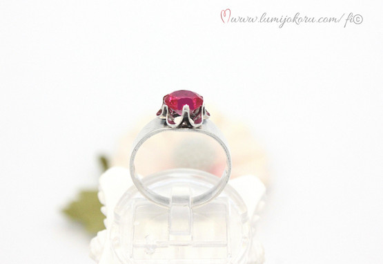 Punakivinen sormus 17,5mm hopeaa