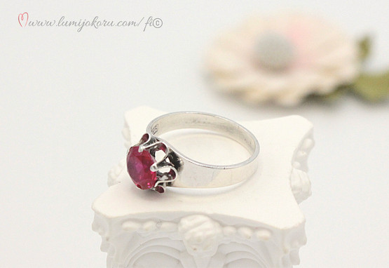 Punakivinen sormus 17,5mm hopeaa