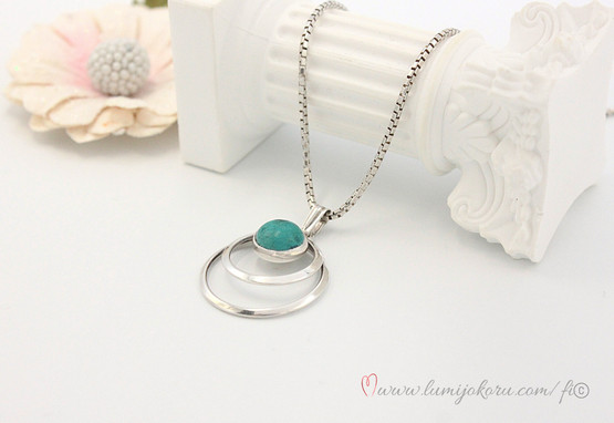 Hopeariipus turkoosilla kivellä