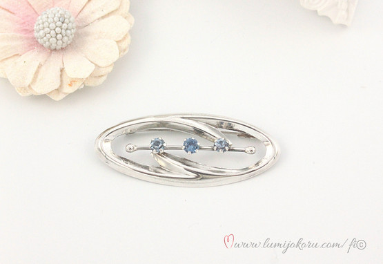 Rintakoru hopeaa sinisillä kivillä