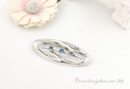 Rintakoru hopeaa sinisillä kivillä