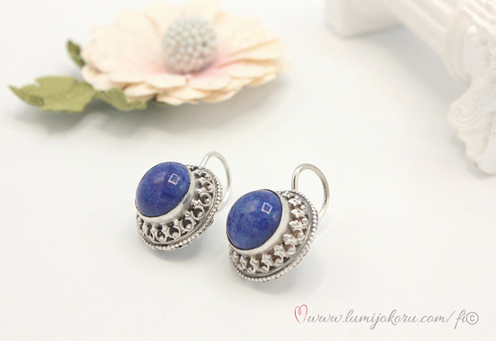 Hopeiset vanhat korvakorut