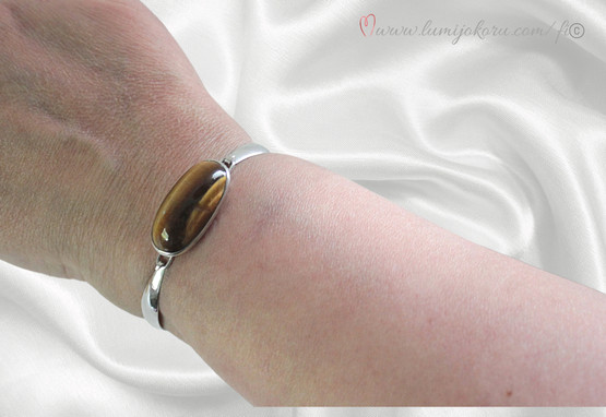 Rannekoru hopeaa, tiikerinsilmä