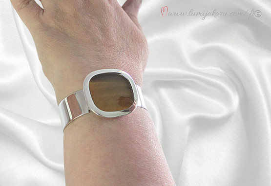 Rannekoru hopeaa, tiikerinsilmä