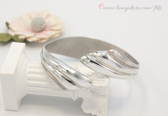 Rannekoru hopeaa P.Peuri