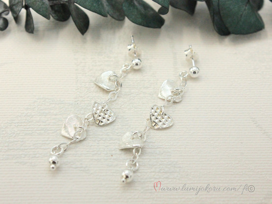 Korvakorut hopeaa tappi kiinnityksellä