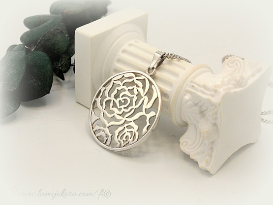 Hopeinen ruusuriipus pitkässä ketjussa