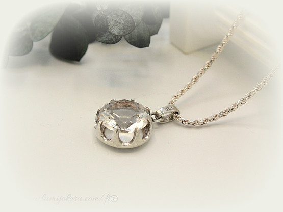 Hopeariipus kirkkaalla kivellä