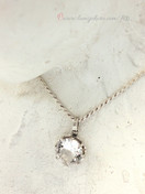 Hopeariipus kirkkaalla kivellä